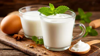 Вечером смешиваю стакан кефира, ряженки и сметаны: на утро готова вкуснейшая закуска - идеально к завтраку