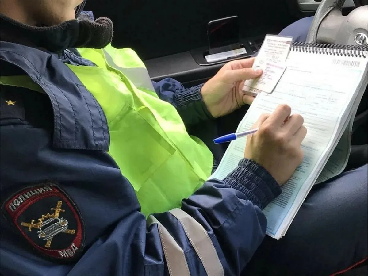 Вышел из машины, иду по своим делам, догоняет инспектор ГАИ и требует документы. Что делать в такой ситуации. Ответ автоюриста