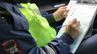 Вышел из машины, иду по своим делам, догоняет инспектор ГАИ и требует документы. Что делать в такой ситуации. Ответ автоюриста