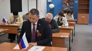 Депутат Роман Володин написал "Диктант Победы" со школьниками и открыл футбольный сезон в Лискинском районе