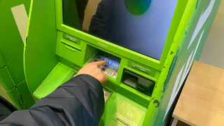 Юрист пояснил, какие переводы на карту привлекут внимание налоговой службы и могут привести к штрафу