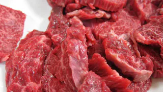 Что не так с мясом из "Светофора": почему оно дешевле чем в других магазинах и можно ли его покупать