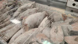 Одна ошибка при разморозке рыбы — выбрасывайте весь продукт без раздумий: запомните раз и навсегда