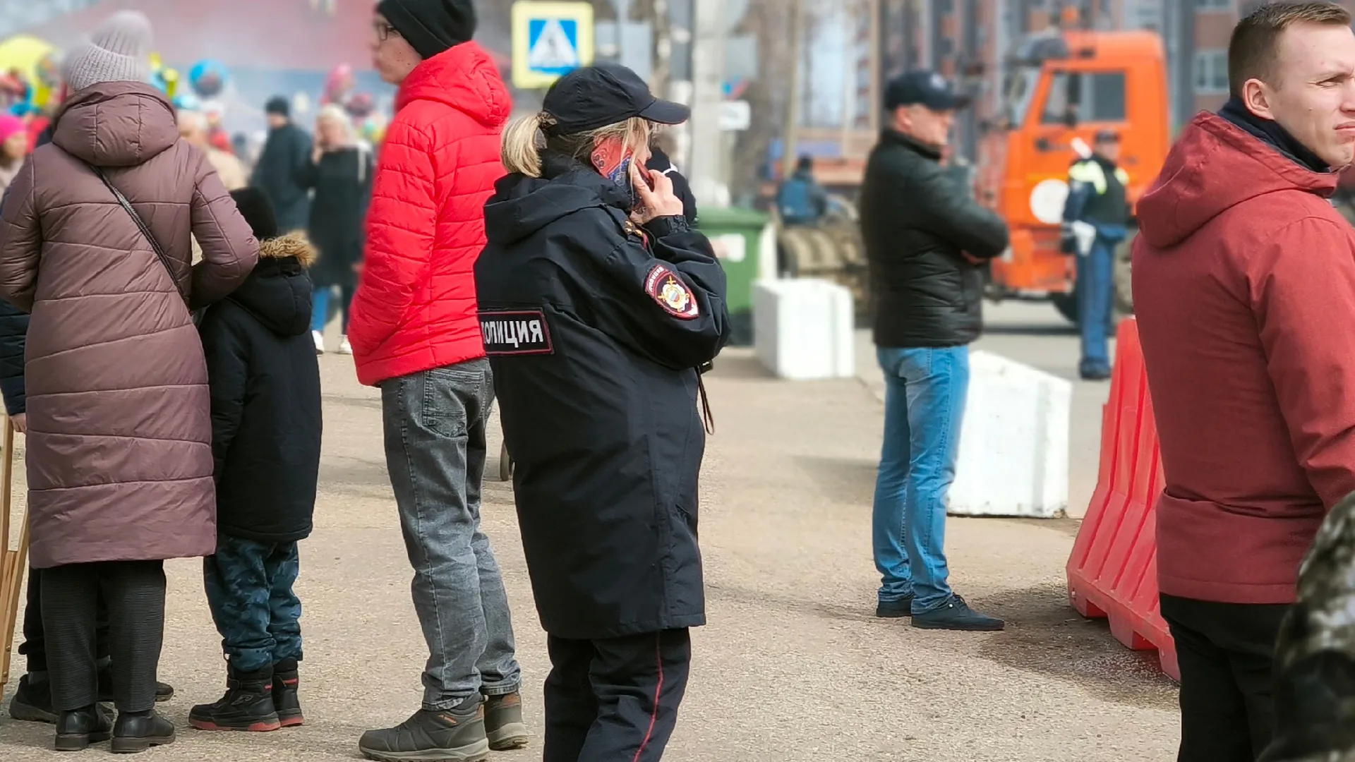 В Лисках трехлетняя девочка вышла на улицу одна в тонкой куртке и колготках