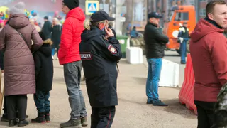 В Лисках трехлетняя девочка вышла на улицу одна в тонкой куртке и колготках