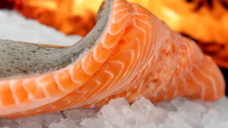 Мариновать не нужно. Соль, сахар, специи, завернула в пищевую пленку и вкуснейшая скумбрия у вас на столе