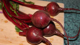 Не успеваю покупать свеклу, подсели всей семьей не то слово. Вкуснота необыкновенная! У нас эта закуска улетает сразу как на стол ставиться