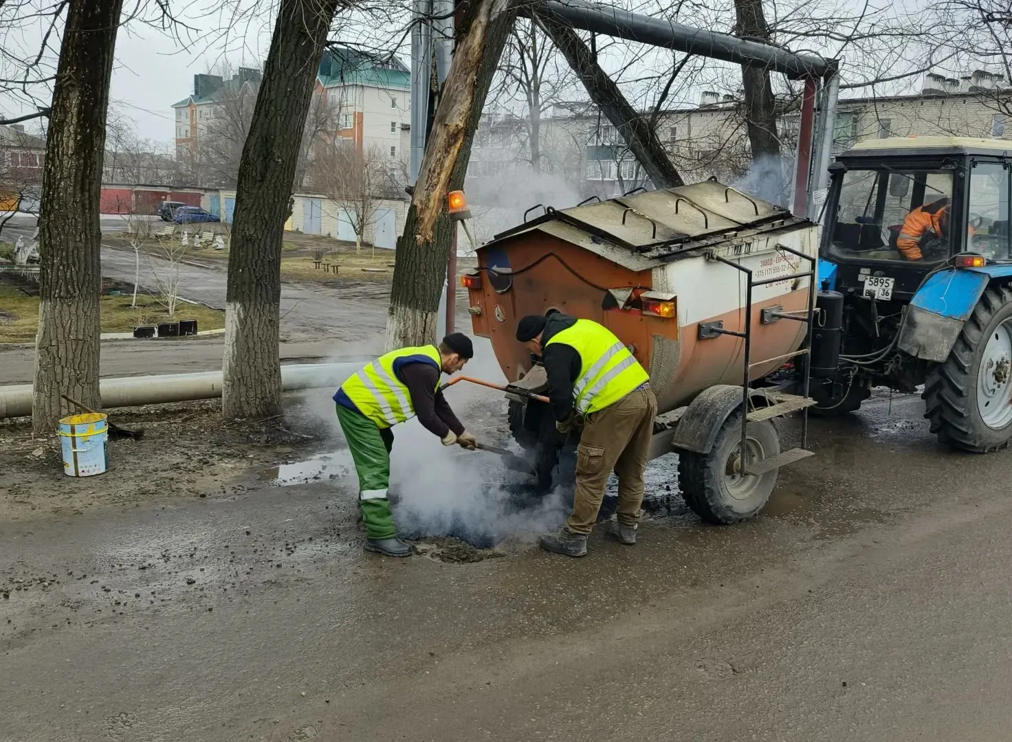 В Лисках продолжается ямочный ремонт дорог литой асфальтобетонной смесью