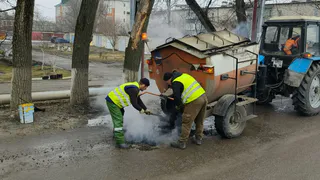 В Лисках продолжается ямочный ремонт дорог литой асфальтобетонной смесью