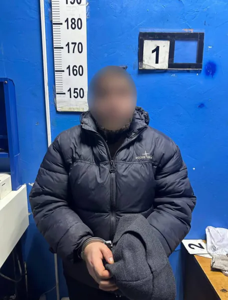 Свидание не задалось: жительница Воронежа пригласила мужчину домой, а тот распылил ей баллончик в лицо и украл цепочку