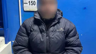 Свидание не задалось: жительница Воронежа пригласила мужчину домой, а тот распылил ей баллончик в лицо и украл цепочку