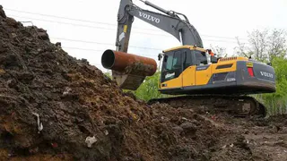 Семиметровый котлован вырыли на месте аварии на водоводе в Воронежской области