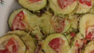 Кабачки летом не жарю и не запекаю: закуска к мясу за 15 минут - гости всегда просят еще