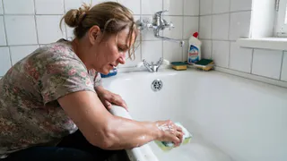 7 ложек на губку — и жёлтый налёт с ванны исчезает, как старая наклейка со стекла: через 15 минут эмаль белее снега