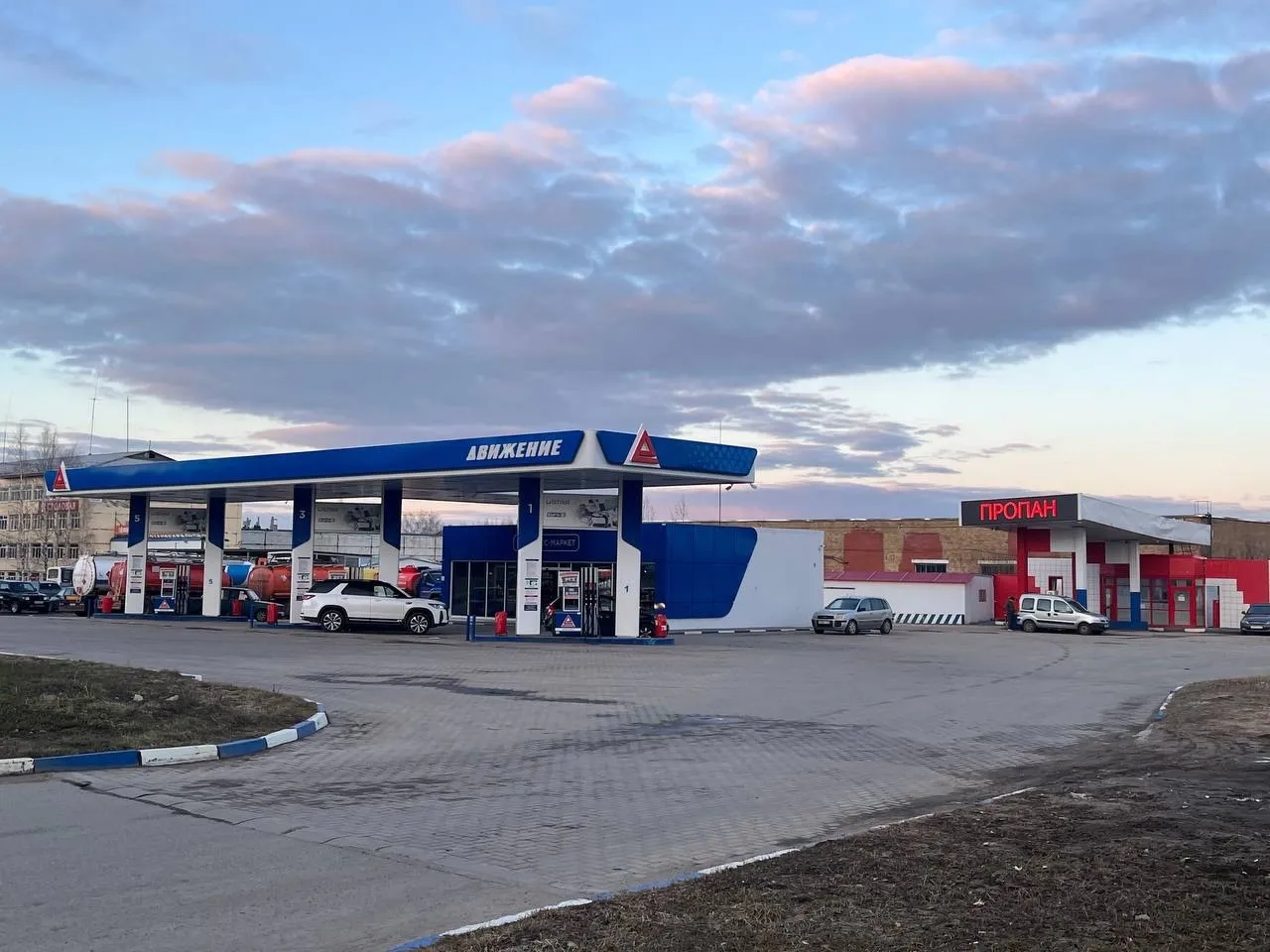 Инспектор ГАИ поставил жирную точку в вопросе: могут ли лишить прав за въезд на АЗС под кирпич? Рассказываю подробно