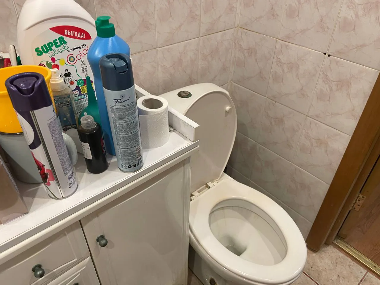 Выходя из дома, выливаю в унитаз стакан жидкости: к моему приходу он сияет, налет улетает сам