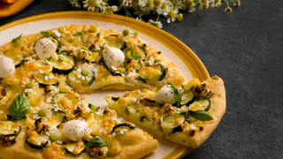Просто натрите кабачки и добавьте яйца : так вкусно, что летом пеку через день - такую пиццу из кабачков полюбят даже дети