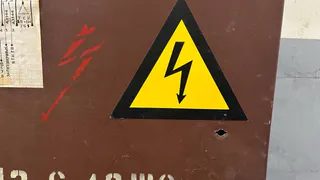 Сразу в трех районах Воронежской области будут регулярно выключат электричество на этой неделе 