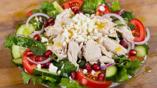 Друг из Грузии научил готовить реально вкусный и простой салат, ем его и худею, минус 7 кг за 3 недели: такой салат для меня просто находка.