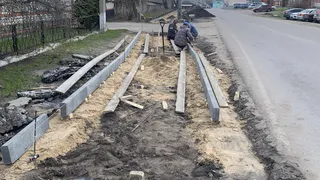 В Лисках приступили к обустройству новых тротуаров на улицах Чапаева и Алексея Толстого