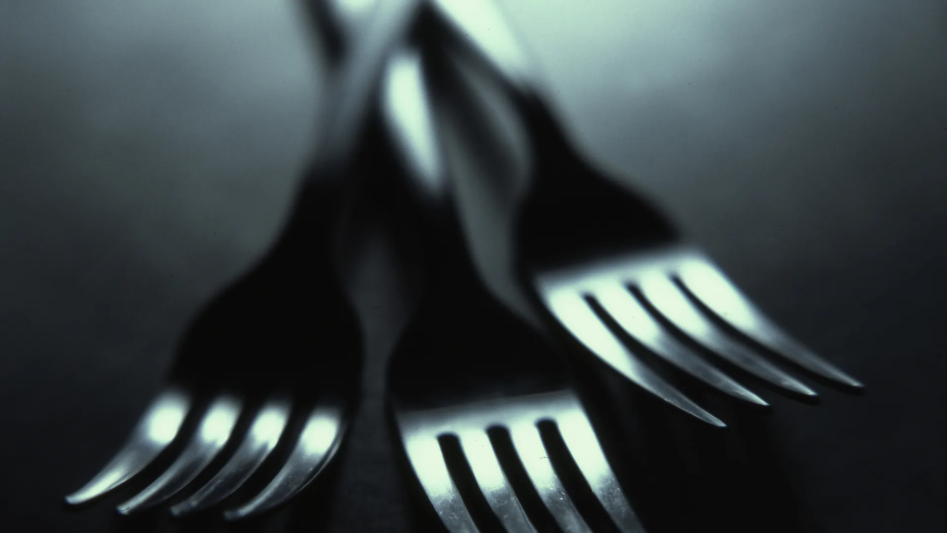 Как вернуть сияние столовым приборам за минуту: "домашнее" средство избавит ложки и вилки от жира и пятен - "ленивый" метод для домохозяек