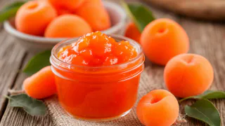 Абрикосовое варенье "по-Ташкентски": из-за особой варки сироп становится вкуснейшим, а абрикосовые дольки остаются целыми