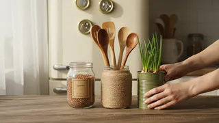 Банки из-под кофе — подарок для хозяйки, а крышки — просто клад: 10 идей для кухни, дачи и интерьера