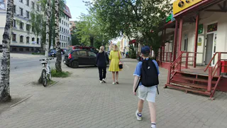 Выдает необразованность: в этом слове нет буквы д, но каждый второй ее упорно добавляет