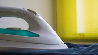 Утюг выглядит так, будто вы жарили на нём котлеты? Вот как можно вернуть блеск подошве
