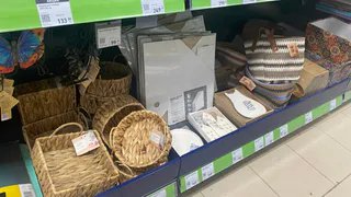 Купила в Фикс Прайсе бамбуковый поднос, но на стол не ставлю: на даче нашел куда более удачное применение