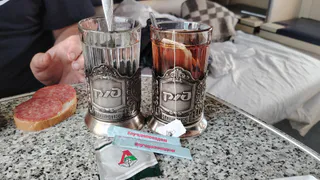 «Уступать место у столика, а не на нижней полке. Пусть едят стоя!» Пассажиры снизу нашли лазейку в новых правилах