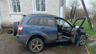 В Воронежской области водитель "Черри-Тигго" влетел в здание аптеки на скорости