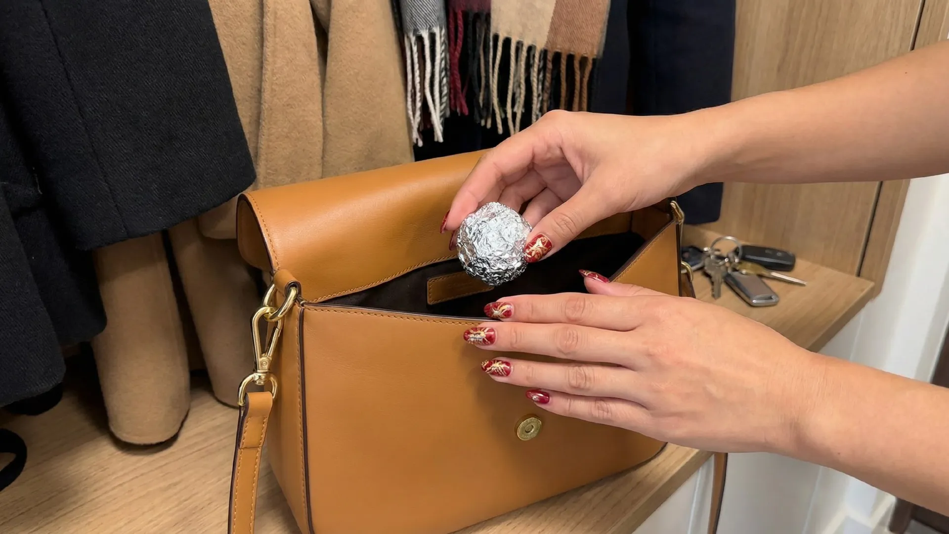 Всегда ношу в сумке шарик из фольги: подсмотрела у китайцев - простая вещь, а так выручает