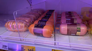 Подруга-продавец рассказала, зачем люди покупают в «Светофоре» по 10-20 палок колбасы и по 20 кг сосисок