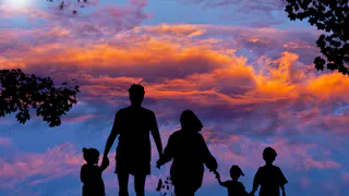 Как родители отталкивают от себя взрослых детей, сами того не замечая: великая мудрость психолога Эриха Фромма