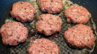 Из фарша теперь делаю такую вкусноту и про обычный способ забыла навсегда. Никогда раньше у меня не выходили настолько идеальные котлетки