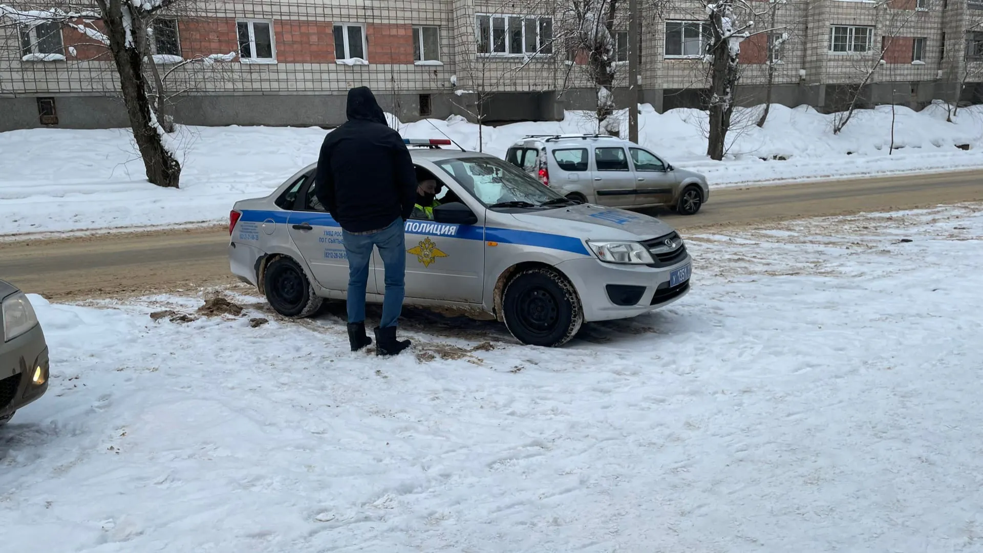 Что нужно делать, если инспектор ГАИ требует остановиться под запрещающим знаком