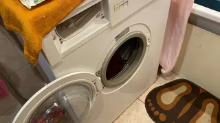 Стакан в барабан - и вещи кипенно-белые: прачка насыпает в стиралку вместе с порошком это дешевое средство