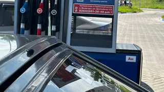Только на этой скорости бак пустеет медленнее обычного — дальше начинается настоящий топливный кошмар