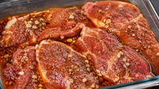 Купаю мясо в маринаде - и в фольгу: сочный майский рецепт от Ивлева для тех, кто с шашлыком на "вы"