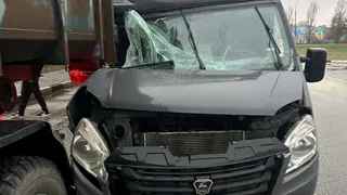 Мужчина госпитализирован после аварии с тремя грузовиками в Воронеже 