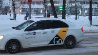 Воронежские таксисты не берут заказы из-за заваленных снегом дворов
