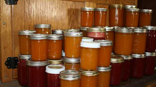 Муж и дети не верили, что из горы лука можно сделать вкусный десерт, а теперь не могут жить без домашнего лукового мармелада