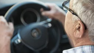 За руль в 60+, 70+, 80+? ГИБДД о новых правилах для пожилых водителей: До какого возраста реально можно водить в 2025 году
