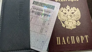 Почему инспекторы ГАИ начали штрафовать водителей с отметкой АТ в правах на 15 000 рублей: есть причина