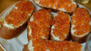 Покажу 1 фразу на железной банке с икрой, чтобы не купить подмену. Гениальная хитрость производителей