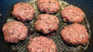 Из фарша теперь делаю такую вкусноту и про обычный способ даже не вспоминаю. Никогда раньше у меня не выходили настолько идеальные котлетки