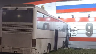 Под Воронежем большой пассажирский автобус врезался во въездную стелу