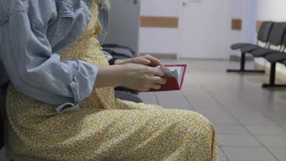 В Лисках коллекторы угрожали беременной женщине поджогом квартиры