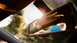 Для чего нужны чёрные точки на лобовом стекле над зеркалом в салоне автомобиля
